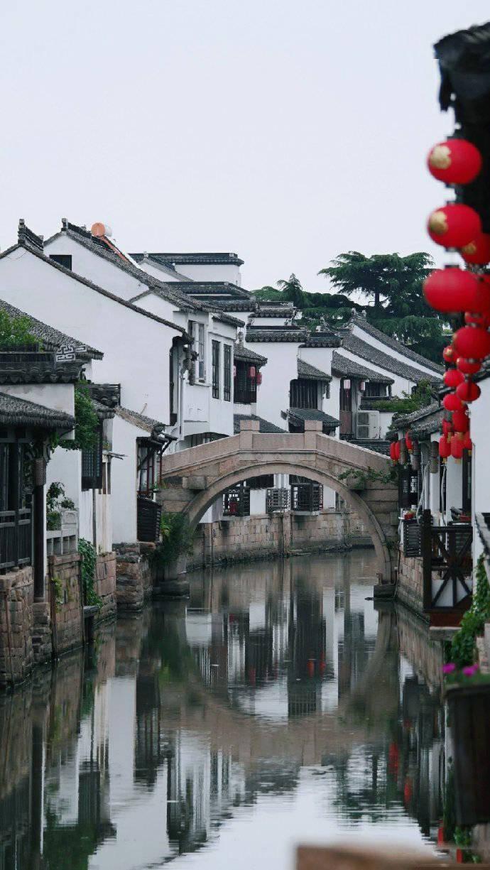 公司因疫情让员工选择在家办公，但是拖欠工资已经两月了该怎么办，请问万典律师可以打诉讼吗？